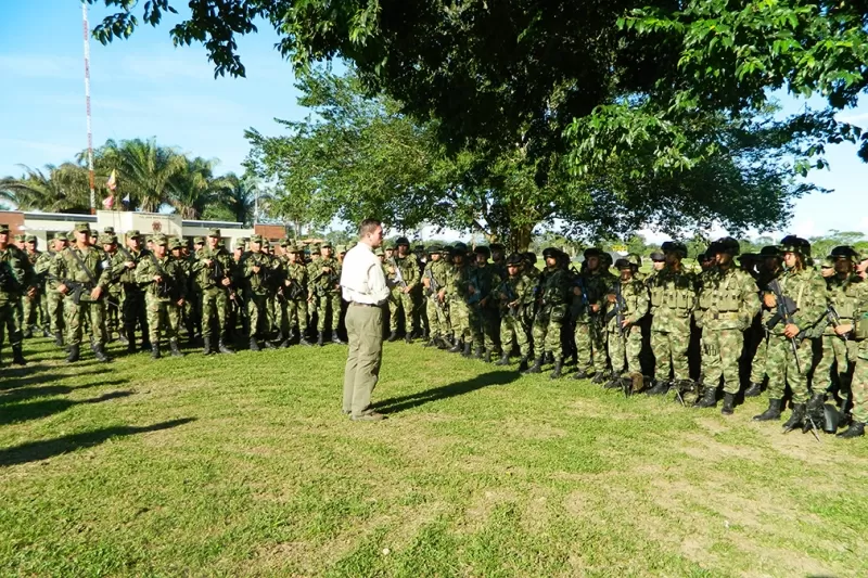 El alto funcionario hizo reconocimiento de la tropa de la Fuerza de Tarea Quirón en el centro poblado de Puerto Jordán.